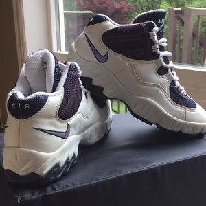 Nike Air Women’s mid top leather tennis shoes